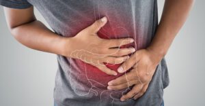 Dores abdominais são sintomas comuns.